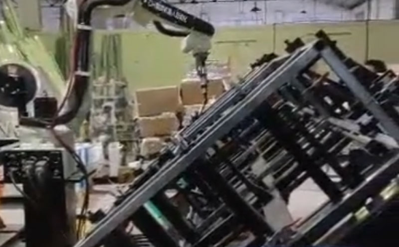 9軸聯動：6關節機器人+雙變位機+地軌。實現多角度焊接無死角。