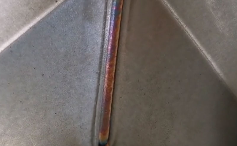 新手如何用手持激光焊接機，焊有縫隙的鈑金工件
