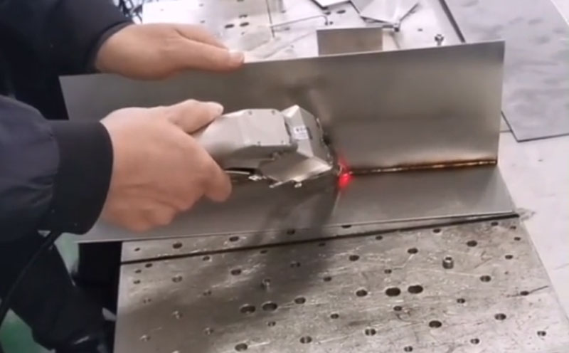 四川老板來現場試手持激光焊接機，輕松上手