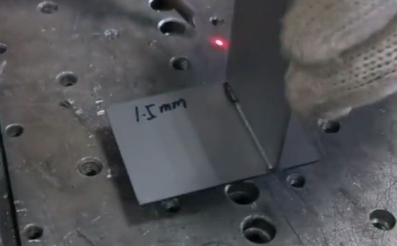 手持式激光焊接機焊1.5mm低碳鋼，效率高不易變形