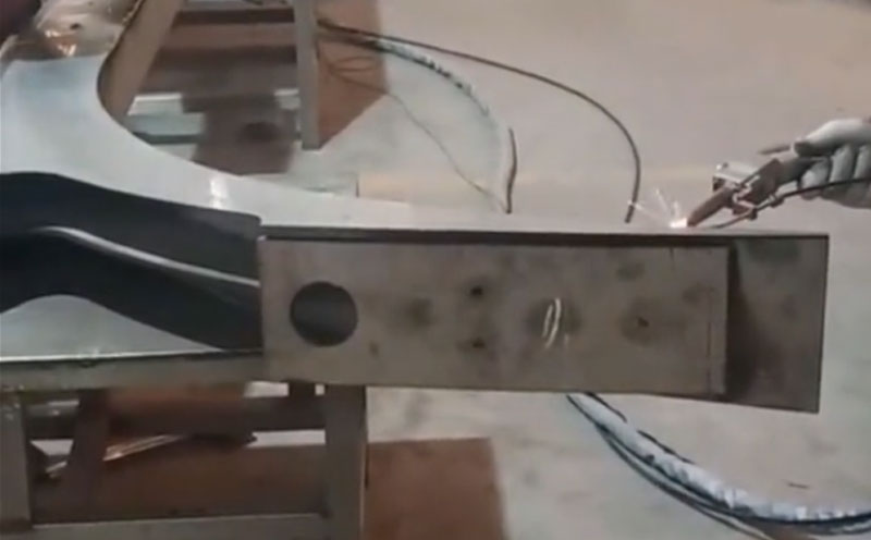 手持激光焊接機焊大工件，你猜這是焊的什么？